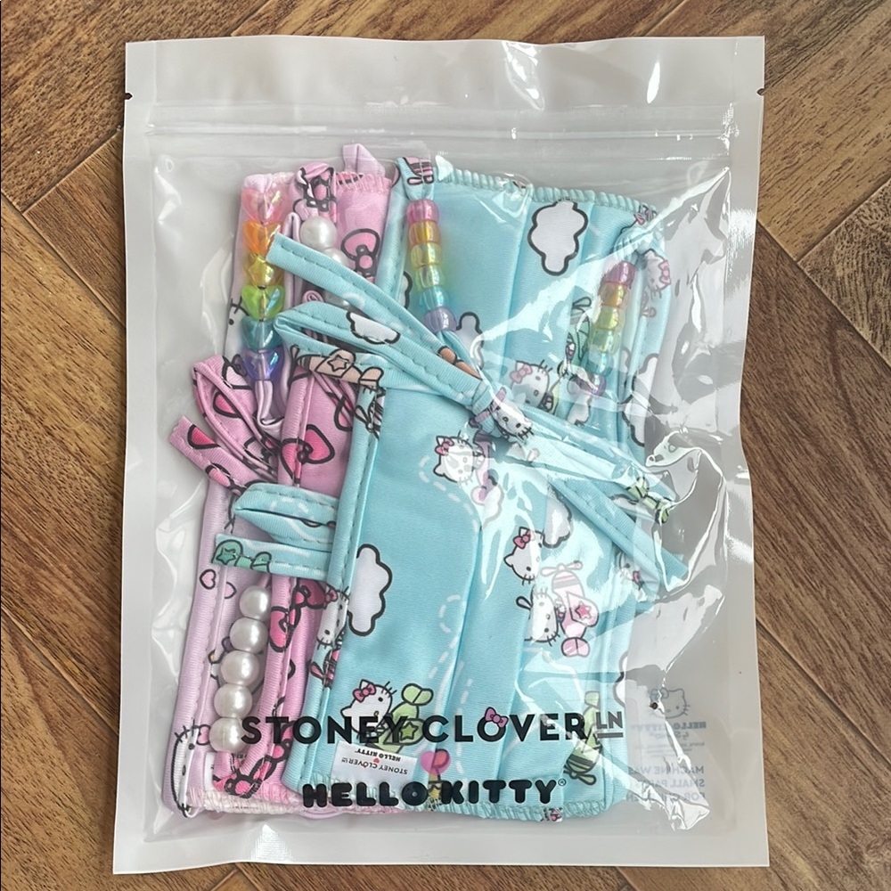 Hello Kitty Stone Clover Face Masks